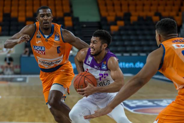 高空球的争 高空球的争